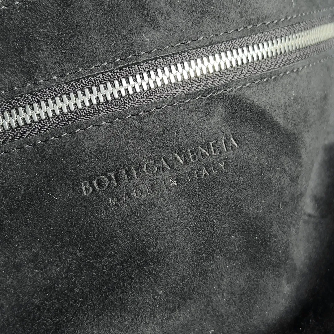 The 2060 BV temperament tote bag is here. This time it comes with a long shoulder strap🉑️ for one-shoulder cross-body wear. Every piece of leather in the entire bag needs to be handmade repeatedly. If you pursue the texture of handcrafts, you must not miss it [Love] The large woven element bag body is simply a good thing for commuting. The overall simple design is both concise and fashionable. The upper body is very easy to match and has a strong signature Cool and cool, light and versatile, it is a favorite of many people. This one is the right one to buy. Style No.: 766954 Size: 32*24*8cm